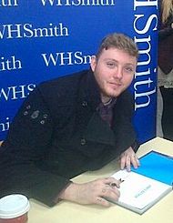 Archivo:James Arthur at WHSmith in Middlesbrough