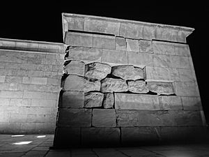 Archivo:July 2014 Temple of Debod in Madrid, Spain ' Photographed at Night in black and white