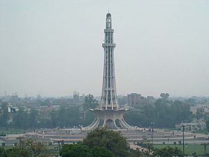 Archivo:July 9 2005 - Minar-e-Pakistan panoramic