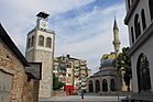 Korça, Uhrturm und Mirahor-Moschee 1496.jpg
