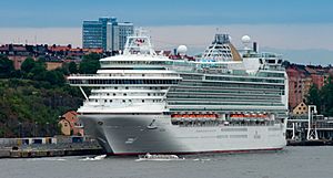 Archivo:L'Azura dans le port de Stockholm (2010-07-06)