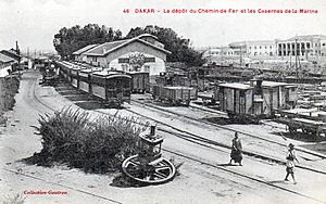 Archivo:Le dépôt du chemin de fer et les casernes de la marine de Dakar, vers 1910