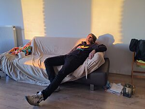 Archivo:Man-relaxing