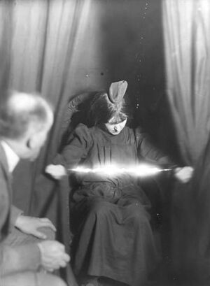 Archivo:Medium-Eva-Carriere-1912