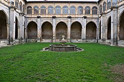 Archivo:Monasterio de Santa María la Real de Irache. Claustro