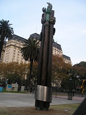 Archivo:Monumento a las víctimas de los bombardeos de Plaza de Mayo de 1955