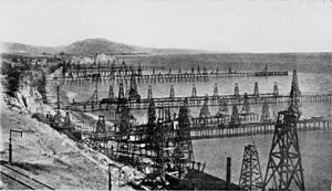 Archivo:Oil wells just offshore at Summerland, California, c.1915