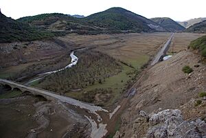 Archivo:Orza 02 embalse Riaño by-dpc