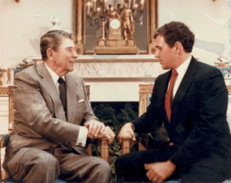 Archivo:Pence with Reagan at White House, 1988