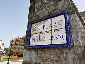 Archivo:Plaza del arquitecto Manuel del Busto, Gijón