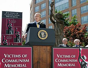 Archivo:President Bush dedicates the Victims of Communism Memorial