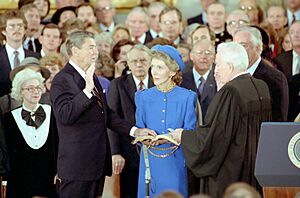 Archivo:President Ronald Reagan Being Sworn in for a Second Term by Chief Justice Warren Burger as Nancy Reagan Observes in the United States Capitol Rotunda