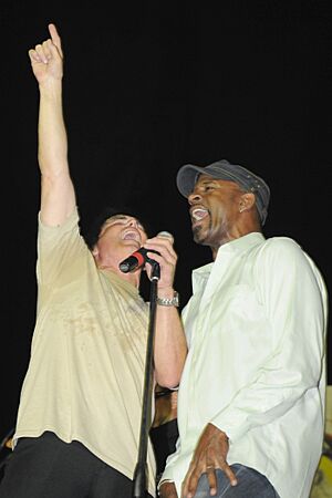 Archivo:Rock, Pop Masters performs at Camp Liberty in Iraq DVIDS296874
