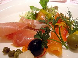 Archivo:Salade de jambon cru et saumon fume