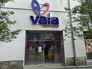Archivo:Signage of Vala telecommunications company logo in Prishtina, Kosovo