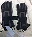 Snowboard gloves with integrated wrist protection