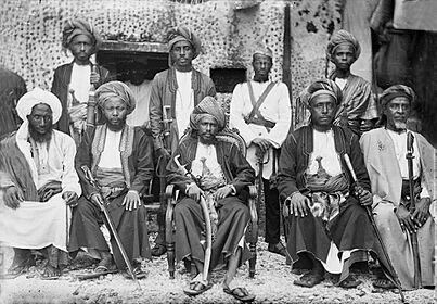 Archivo:Sultan Said Ali ben Said Omar of Bambao with other important people in Ngazidja (grand comore)