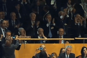 Archivo:UN delegates applaud after Palestine recognition resolution