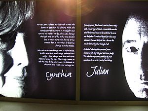 Archivo:White Feather- The Spirit of Lennon - The Beatles Story (2010-02-27 04.35.44 by dejaandyroo)