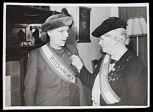 Archivo:Women for Westminster meeting- Helen Crawfurd on right