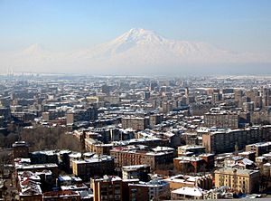 Archivo:Yerewan with Ararat
