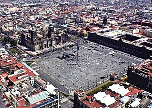 Archivo:Zócalo, Ciudad de México (32846556446) (cropped)