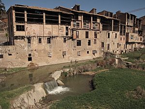 Archivo:141 Antigues adoberies vora el riu Mèder