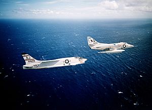 Archivo:A4D-2 Skyhawk of VA-83 refuels F8U-1P Crusader of VFP-62, circa 1961 (6418322)