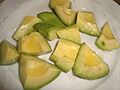 Aguacate aliñado con aceite, sal, zumo de limón y vinagre