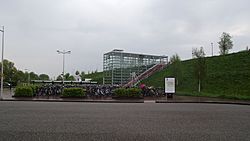 Barendrecht station ingang westzijde en fietsstalling.jpg