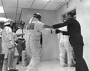 Archivo:Bill Anders shakes hands with Buzz and wishes him well as he and the others enter the elevator in the MSOB on launch day