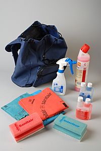 Archivo:Blauwe rugzak met schoonmaakartikelen en materialen, objectnr 87036-A-K