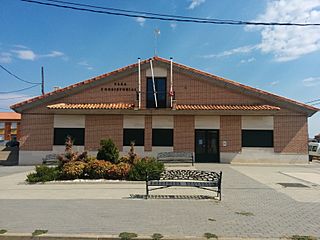 Casa consistorial de Roperuelos del Páramo.jpg