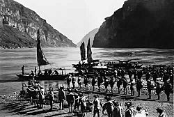 Archivo:Chinese nationalist troops crossing the Three Gorges at West Hupei