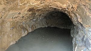 Archivo:Cisterna que alimenta la fuente romana