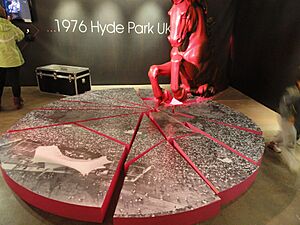 Archivo:Commemorating 1976 free Hyde Park gig (5527074777)