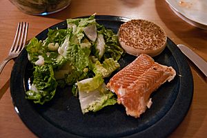 Archivo:Copper River sockeye smoked salmon mit salat und crumpet 07.04.2012 20-30-53