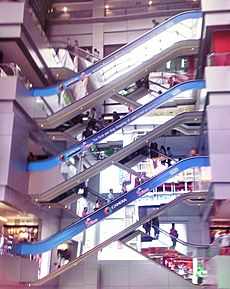 Archivo:Crisscross Layout Escalator in MBK Mall, Bangkok, Thailand