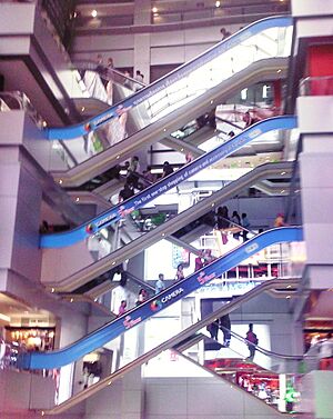 Archivo:Crisscross Layout Escalator in MBK Mall, Bangkok, Thailand
