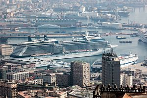 Archivo:Cruise ship in Naples (8097207647)