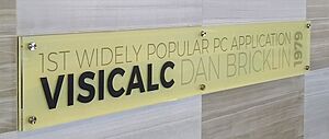 Archivo:Dan Bricklin Plaque at Boston's Logan Airport