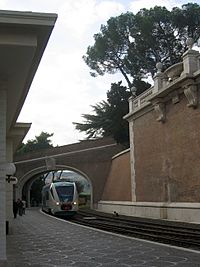 Archivo:Einfahrt Zug Bahnhof des Vatikan