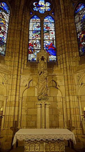 Archivo:Escultura original de la Virgen Blanca en la capilla del mismo nombre.