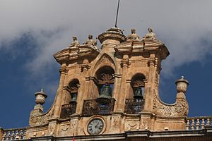 Archivo:Espadaña de la Casa Consistorial (Salamanca)