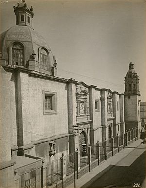 Archivo:Fachada lateral (Encarnación)