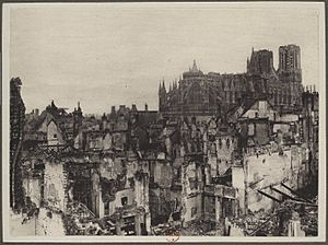 Archivo:France, Reims and its cathedral, 1916