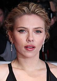 Archivo:Goldene Kamera 2012 - Scarlett Johansson 3 (cropped)