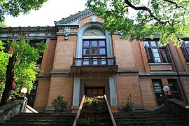 Hangzhou Zhijiang Daxue 20120518-25.jpg