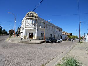 Archivo:Hotel frente a la estación de tren
