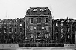 Archivo:Island Hospital, Roosevelt Island, New York (New York County, New York)